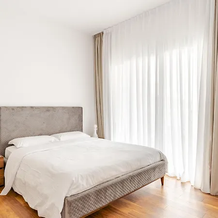 Yamas Urban Living Platinum 77 Penthouse *